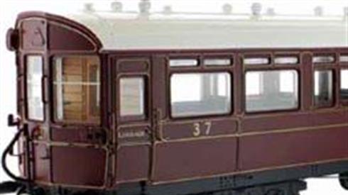 Dapol O gauge models of the GWR streamlined express railcars from the initial series built in the 1930s.