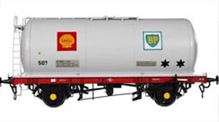 Dapol, Lionheart Trains and Heljan O gauge RTR oil tank wagon models. 12-ton WW2 air ministry oil tank wagons and late 1950s 35 tonne vacuum braked tankers.