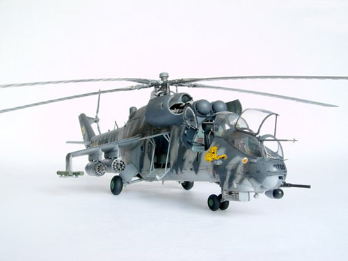 Trumpeter 1/35 Mil Mi-24V Hind E Russian Helicopter Gunship Kit 05103