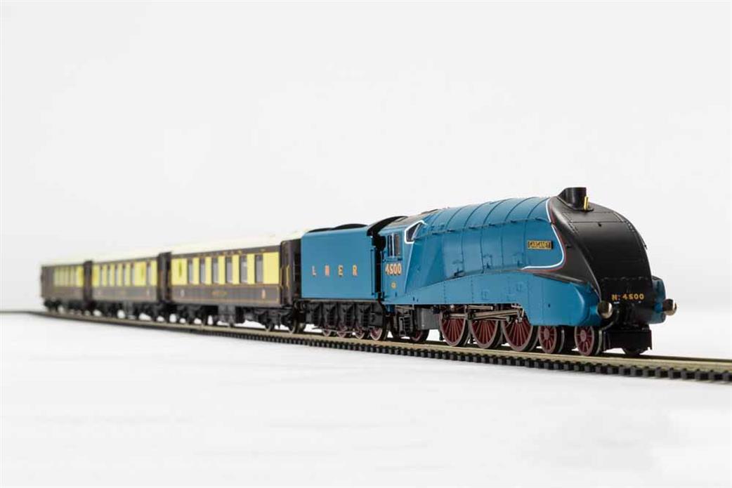 hornby r3402 queen of scots train