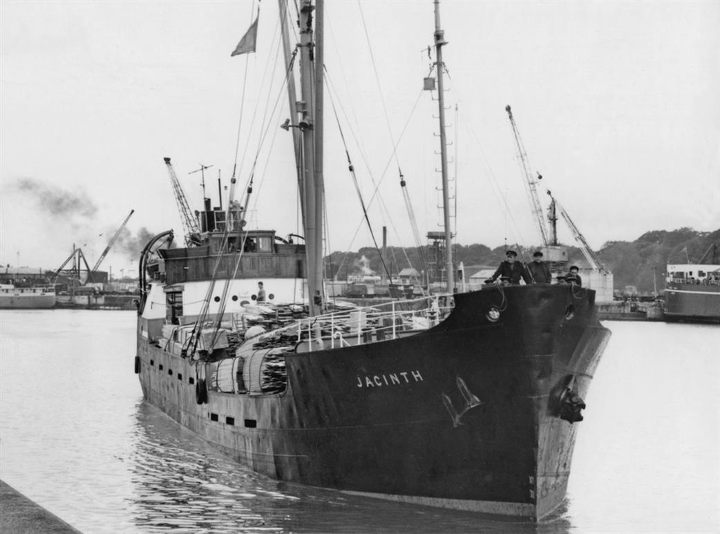 Jacinth (650/37) arriving at Preston