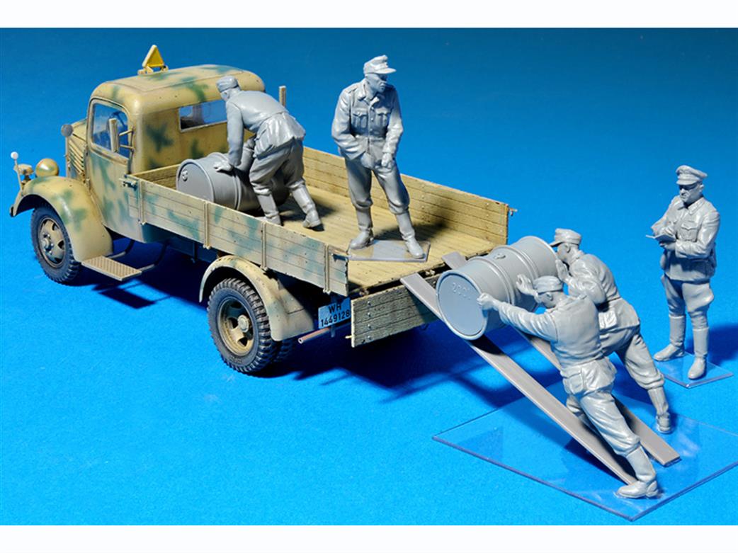 Mini Art 35150 With Figures