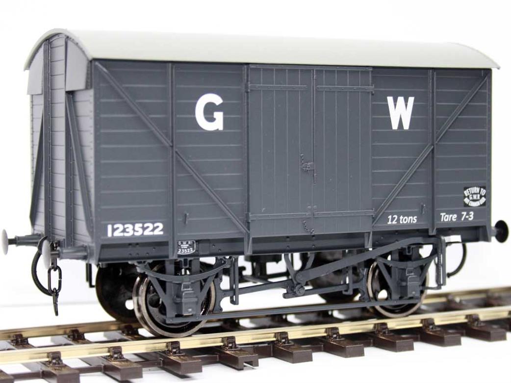 Dapol O gauge GWR vacuum brake ventilated box van