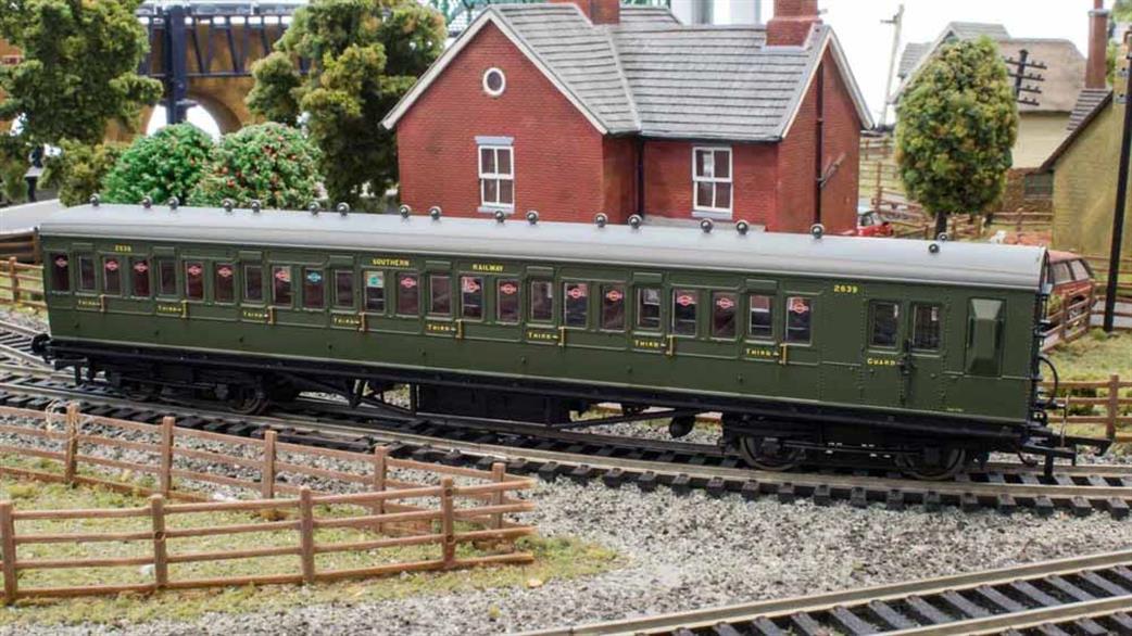 Hornby OO R4717A SR Maunsell 58' Eight Compartment Brake Third Class Non-Corridor Coach SR Olive Green