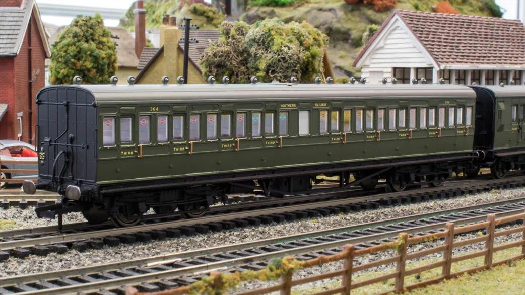Hornby R4720 SR Maunsell 58' Nine Compartment Lavatory Third Class Non-Corridor Coach SR Olive Green OO