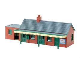 The pre coloured parts of this plastic kit can be assembled in a number of ways ; further kits can be combined to make a larger structure if required. Area: 95.5mm x 25.4mm.