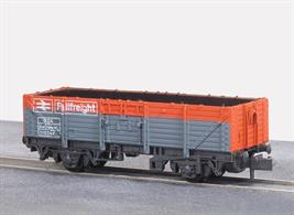 BR long wheelbase open wagon finished in Railfreight grey and red livery. A number of former pipe wagons were fitted with the air brake system in the 1970s and used on Railfreight Distribution services through the 1980s.Railway companies all had a stock of their own vehicles for carrying goods and merchandise around their network, and also onto other companies' routes as and when required. These were integrated into British Railways at Nationalisation; some of them to be once more re liveried under sectorisation as the network was prepared to be returned to private ownership. All Peco wagons feature free running wheels in pin point axles. The ELC coupling, whilst compatible with the standard N gauge couplings, keeps a realistic distance between the vehicles and enables the PL-25 electro magnetic decoupler to be used for remote uncoupling.