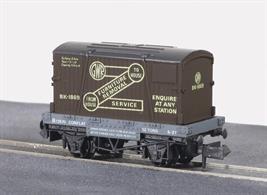 GWR conflat container flat wagon with GWR furniture removals service container.Once dubbed 'the suitcase of industry' these railway containers were the precursor of the modern container, allowing a contained load to be quickly unloaded or transhipped from rail to road transport. All Peco wagons feature free running wheels in pin point axles. The ELC coupling, whilst compatible with the standard N gauge couplings, keeps a realistic distance between the vehicles and enables the PL-25 electro magnetic decoupler to be used for remote uncoupling.
