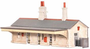 A model of the station at Castle Cary, Somerset. Although of typically GWR design, it can be adapted to suit that of other railway companies. The kit includes notice boards, telephone and first aid boxes. Supplied with pre-coloured parts although painting and/or weathering can add realism; glue is required to complete this model. Footprint 110mm x 32mm.