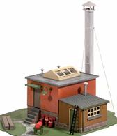 This versatile building would contain a boiler to provide steam either for a pump raising water or to generate electricity for a small factory. Supplied with pre-coloured parts although painting and/or weathering can add realism; glue is required to complete this model. Footprint 110mm x 90mm