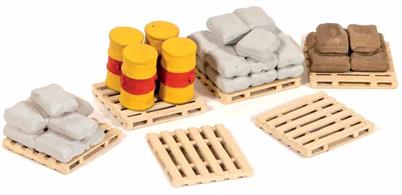 30 sacks, 6 pallets and 4 barrels; useful for detailing around the Goods Shed (Ratio 534), Coal/Timber Merchants (Ratio 525), Provendor Store (Ratio 513) or station yard. Glue and paints required to complete model.