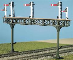 A Gantry to support signals, such as the semaphore signals in our Advanced Construction packs Ref 466 (GWR), 476(LMS), 477(LNWR) and 486(LNER/SR). It can also be used to mount colour light signals, and route and platform indicators. Kit contains the gantry structures only, additional signal posts and arms from the packs (above) are required to complete the model. Glue and paints required.