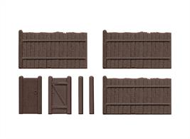 Supplied with pre-coloured parts although painting and/or weathering can add realism; glue is required to complete this model. This kit includes:  • 15 39mm wide Fence Panels including post • 5 13mm wide Gates including post plus 10 additional posts.