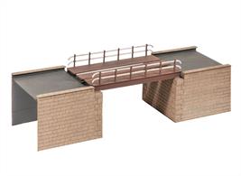 A single track Decked Girder Bridge, includes stone abutments.Supplied with pre-coloured parts although painting and/or weathering can add realism; glue is required to complete this model.Footprint: 205mm x 67mm