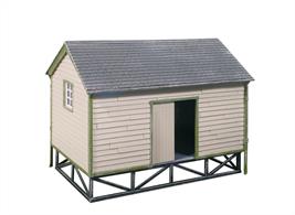 Many small stations only had a loading platform for goods traffic, so required a store house for keeping goods safe and dry. The raised floor of this store both kept goods free from frost and was also a convenient height for loading. Supplied with pre-coloured parts although painting and/or weathering can add realism; glue is required to complete this model.Footprint: 92mm x 60mm