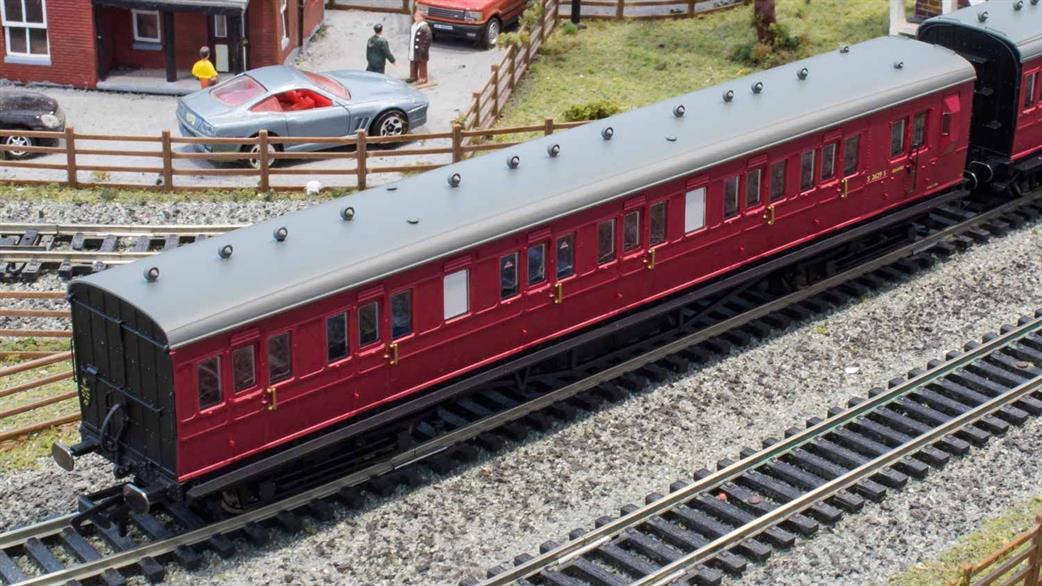 Hornby OO R4747A BR Maunsell 58' Six Compartment Lavatory Brake Third Non-Corridor Coach BR Crimson S2627S