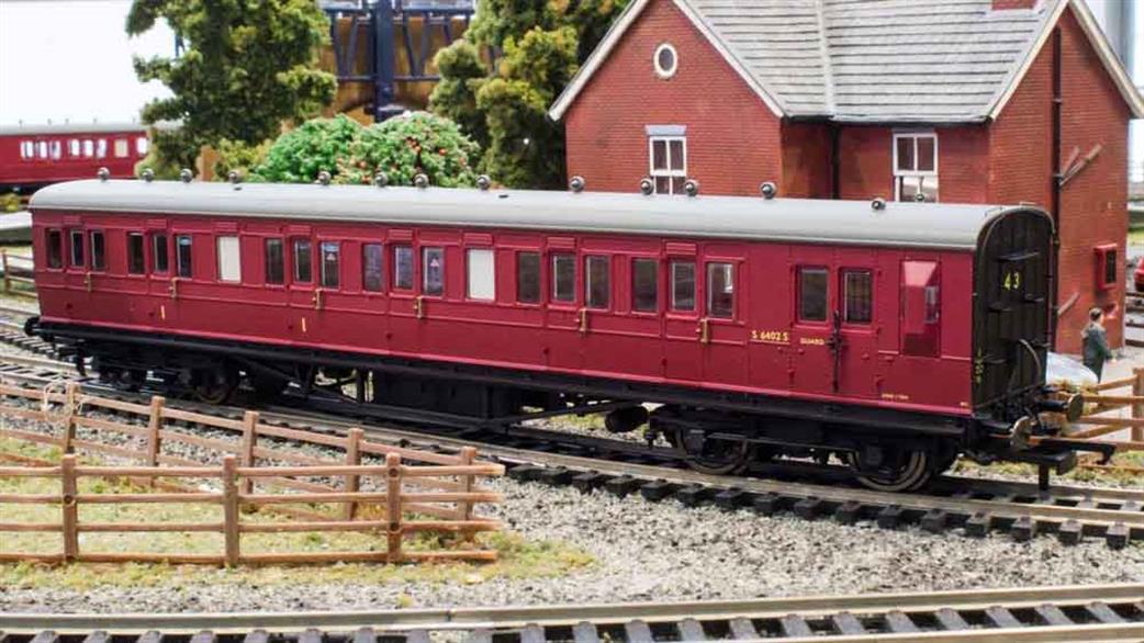 Hornby R4748A BR Maunsell 58' Lavatory Brake Composite Coach Crimson S6405S Set 46 OO