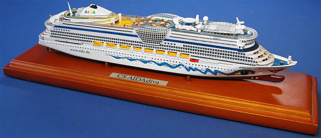 Revell 1/1000 08199 Cruiseliner Aida Diva complete with Case