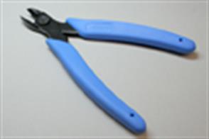 Manufacturerd from ultra-tough alloy steel. Ideal for cutting small but tough materials in tight spaces.Length 130mm