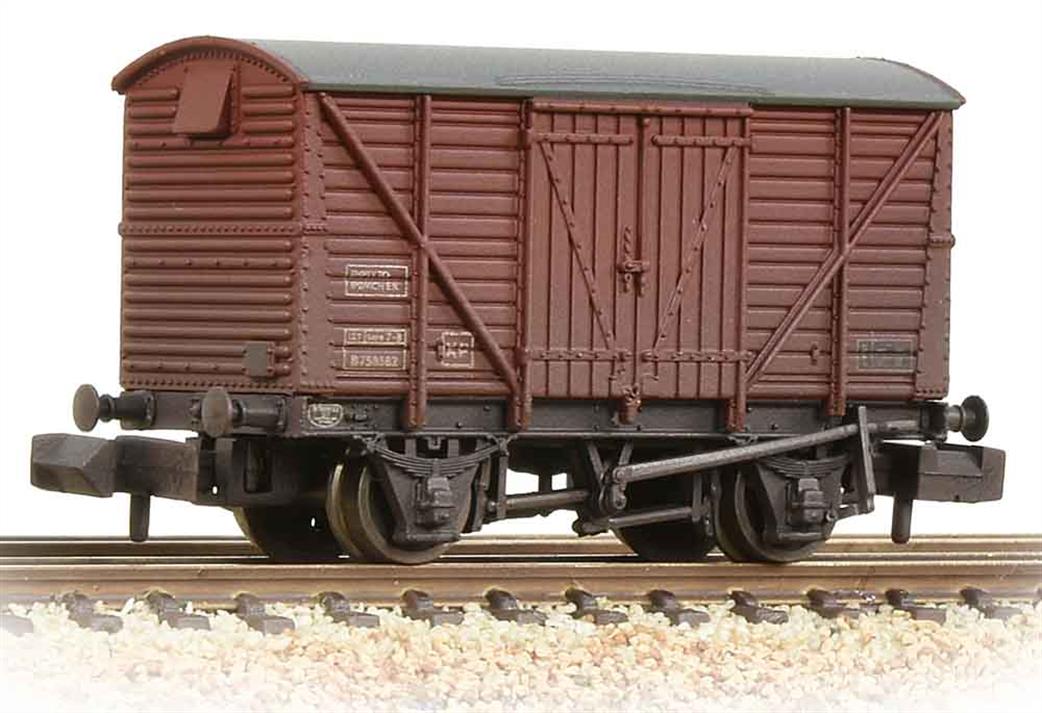 Graham Farish N 373-703B BR 12 Ton Ventilated Van Planked Sides Bauxite Late Weathered