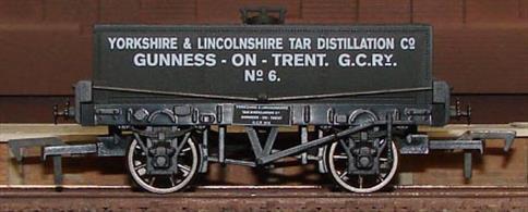 Dapol 4F-032-013 OO Gauge Yorkshire &amp; Lincolnshire Tar Distillters Rectangular Oil Tank WagonRectanguler oil tank wagon painted in the black livery of the Yorkshire &amp; Lincolnshire Tar Distillation Company based at Gunness-on-Trent