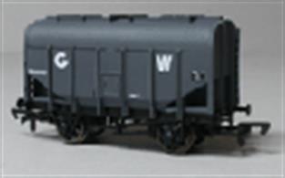Model of the a steel bodied bulk grain hopper, a type introduced in the 1930s and running until replaced by new wagons in the 1970s.Model finished in GWR goods grey livery.