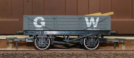 Dapol 4F-040-007 GW 4-Plank Open WagonLow-sided 4-plank open wagon in the goods grey livery of the Great Western. Supplied with sawn timber load.