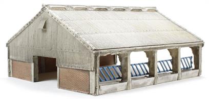 Scenecraft 42-108 N Gauge Modern Farm BarnA modern style farm barn building in concrete and steel. Suitable for use as a storage barn or as a cow shed.