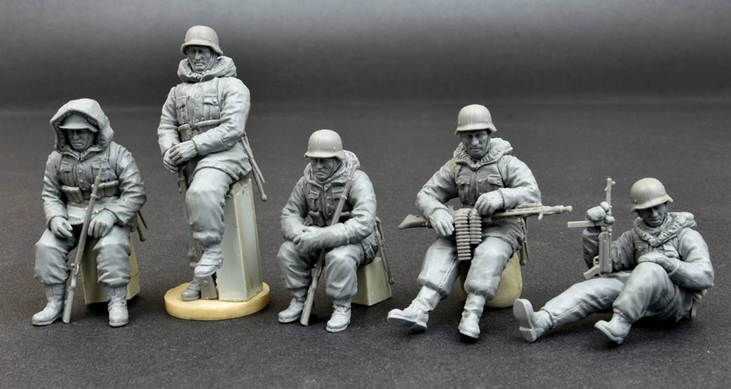 MiniArt 35075 Totenkopf Division Kharkov 5 Unassembled Plastic Figures 1/35