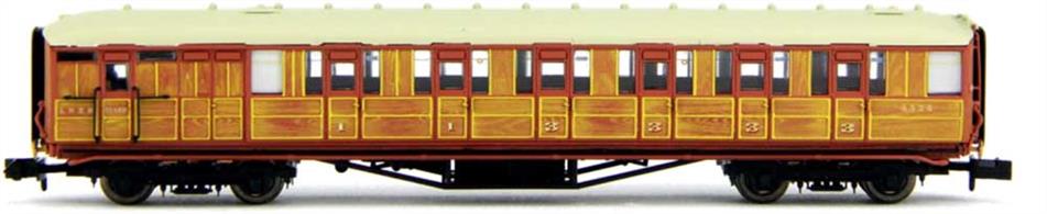 An excellent model of the Gresley design teak bodied mainline corridor coaches of the LNER, complete with very effectively reproduced wood grain effects.Model of Gresley brake composite coach 5547 in LNER varnished teak livery.