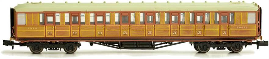 An excellent model of the Gresley design teak bodied mainline corridor coaches of the LNER, complete with very effectively reproduced wood grain effects.Model of Gresley full third class coach 61628 in LNER varnished teak livery.