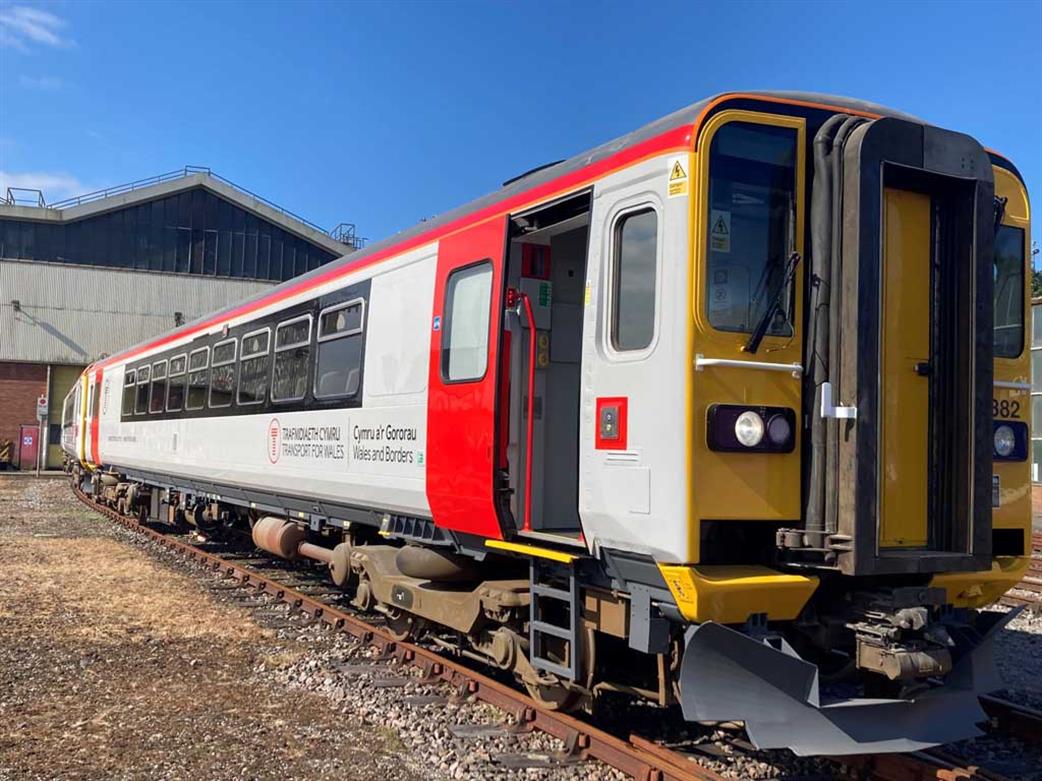 Dapol N 2D-020-005 TfW 153333 Class 153 Single Car Sprinter Train Transport for Wales Livery