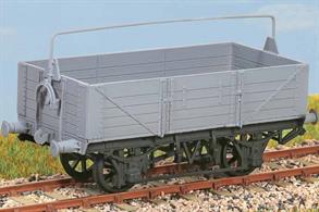 (Diagram O11/15) Over 12000 were built between 1909 and 1922. 011 had hand brake only and 015 wagons had the vacuum brake. Examples lasted into the 1950s. These finely moulded plastic wagon kits come complete with pin point axle wheels and bearings.