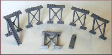 Set of 8 supporting girder 'legs' cast in whitemetal. Ideal for use as bridge supports providing clearance for N gauge trains to pass beneath. Supplied with pipe rack parts and steps to allow the supports to be used for pipe bridges etc.