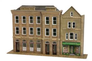 Metcalfe Po271 card kit is beautifully detailed traditional style Low Relief bank with a low relief high street shop. This will fit in perfectly on any town backdrop. The kit comes with a variety of shop and bank signs for different periods. .