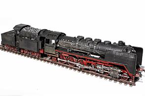 The BR50 was developed from 1937 onwards as a powerful goods hauling standard locomotive for use on branch lines. With a total of 3164 locomotives, produced by almost all German builders between 1938 and 1945, the BR50 was one of the most widely used steam locomotive classes in Germany. Due to the war, the last series was technically simplified and designated BR50 UK (Umbau Kriegslokomotive). The BR50 was developed to replace obsolete steam locomotives on branch lines. At 16t, the low axle load of the BR50 made it suitable for universal use.