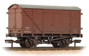 Model of the GWR end door equipped goods box van, used for the conveyance of motor cars. Painted in the Bauxite livery used by BR to distinguish wagons fitted with vacuum train brake.Eras 4-6