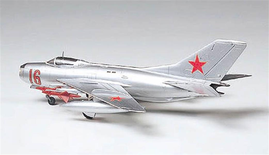 Tamiya 1/100 61609 Mig 19 Farmer Russian Fighter Bomber plastic Kit