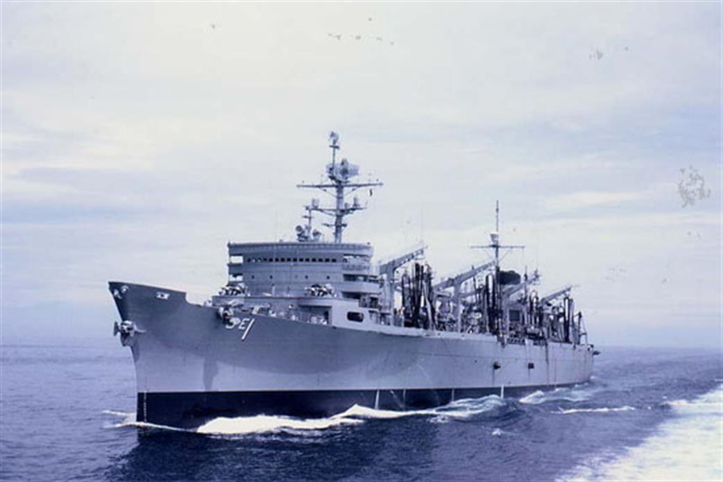 Trumpeter 05785 USS Sacramento Fast Combat Support Ship AOE-1 Plastic Kit 1/700