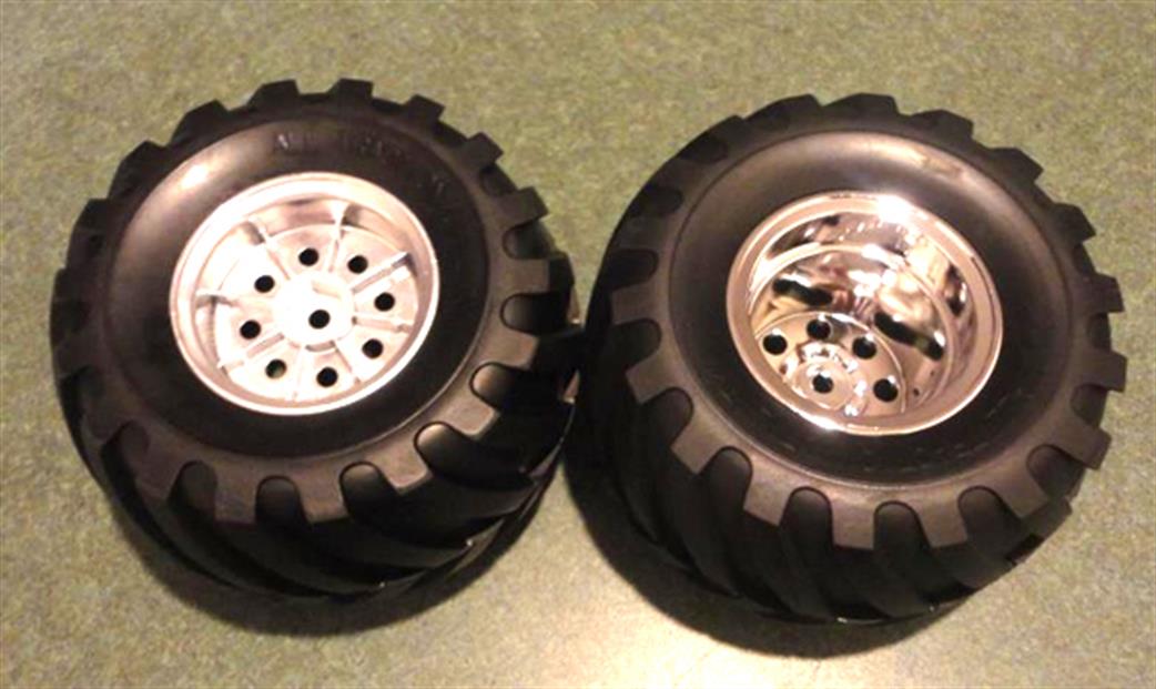 Tamiya  9805618 Front Wheels and Tyres for Wild Willy 58242