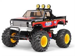 This re-release version of the Blackfoot assembly kit features a chassis with a number of updates while keeping largely to that used on the original off-road car released in 1986. It includes a highly realistic ABS body with roll bar and metal plated front grille parts. The kit also comes with colorful marking stickers and a driver figure.