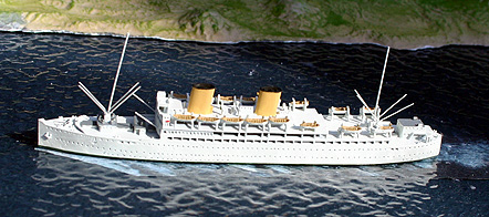 A secondhand 1/1250 scale model of Reina del Pacifico in very good original condition. The model dates from the days when Albatros left the decks in the body colour of the model, in this case white. This ship model comes with the original box which is also in very good condition.Length approx. 135mm / 5¼in.