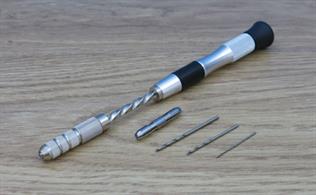 750-40 Professional Archimedes Drill Set.Perfect for professional and hobby use. Suitable for use with HSS Twist Drills sizes: 0.1mm to 3.2mm.Aluminium Handle.Set Contains:Archimedes Drill1.0, 1.5 and 2.0mm HSS Twist Drills2-Double Ended Collets