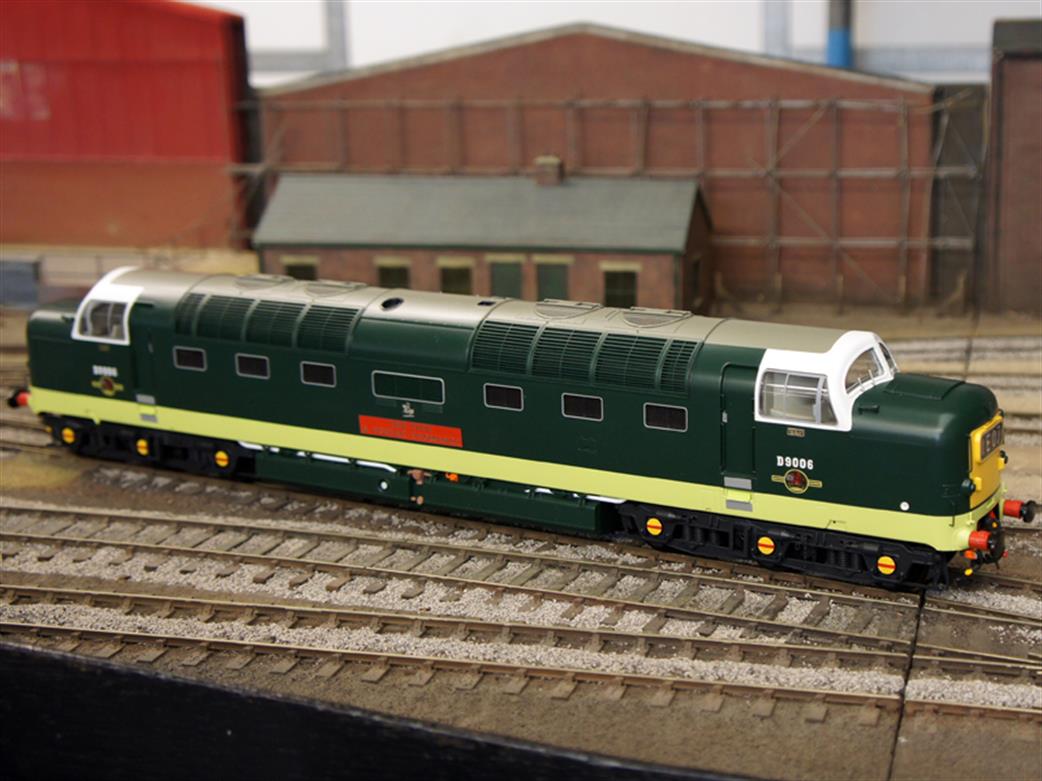 Preowned O D9006 Heljan BR Class 55 Deltic D9006 The Fife & Forfar Yeomanry Loco in BR Green