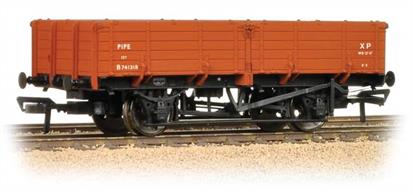 A highly detailed model of the BR design 12-ton pipe wagon painted in the early bauxite livery.These long drop-side wagons were a useful high capacity open goods wagon originally designed to convey pipes. A large number were built in the 1950s as post-WW2 reconstruction got underway and the mains sewer network was expanded, modernised and pipes renewed.Era 4 1948-1947