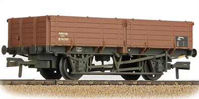 A highly detailed model of the BR design 12-ton pipe wagon painted in the later bauxite brown livery. These long drop-side wagons were a useful high capacity open goods wagon originally designed to convey pipes. A large number were built in the 1950s as post-WW2 reconstruction got underway and the mains sewer network was expanded, modernised and pipes renewed.Era 5 1957-1966