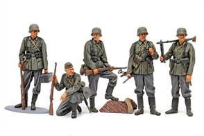 Contains parts for 5 figures in realistic poses: a non-commissioned officer (NCO) with binoculars, a rifleman with his foot on some rubble, another with cases and one with grenade cases on the ground, plus a machine gunner.  • Figures are depicted in mid-WWII M40 uniform, jack boots and suspenders. NCO and kneeling rifleman have a choice of helmet or cap.  • Newly-molded accessories include Kar98k rifle, MG34 machine gun, MP40 submachine gun and more