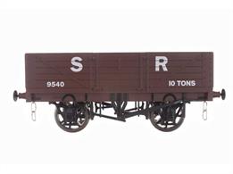 This model of a 5-plank open wagon painted in Southern Railways livery.5 plank open wagons were the most common general goods wagon and were standardised by the RCH in 1923. They had a capacity of 10 tons; many were privately owned and carried on in use post nationalisation.The Dapol O gauge model of the 5 plank open  wagon  features:Finely moulded body and chassis with internal detail representedOpening side doorsFinely applied livery and printed detailsProfiled wheels and axels with brass bearing pocketsMetal sprung buffers3 link metal coupling chain with sprung coupling hook