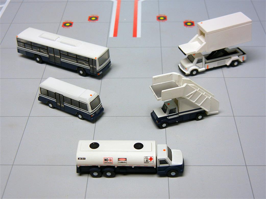 Gemini Jets 1/200 G2APS450 Airport Support Vehicles Set