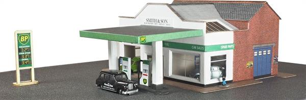 A small garage facility with showroom, service bays and 2 types of petrol pumps. Comes with detailed interior, laser cut petrol pumps and a large choice of signs.